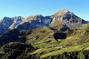 16 Dal sent. 101 per Passo di Tartano vista verso la Baita del Camoscio con Monte Cavallo e Cavallino